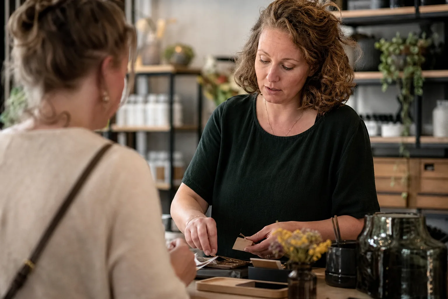 Werk in een Nederlandse winkel of werkplaats. Beeld bij het artikel: Wat vraagt de AVG van je salon als je een allergie op de klantkaart noteert?