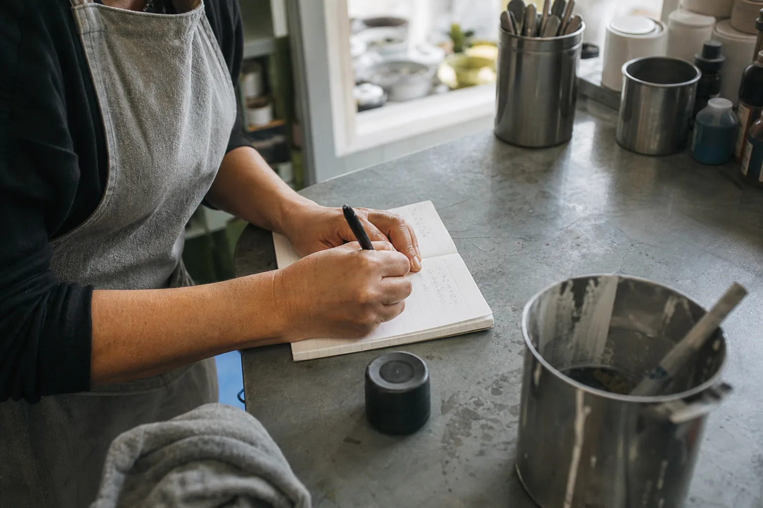 Werk in een Nederlandse winkel of werkplaats. Beeld bij het artikel: Welke gegevens moet je noteren zodat een collega jouw kleurformule precies kan overdoen?