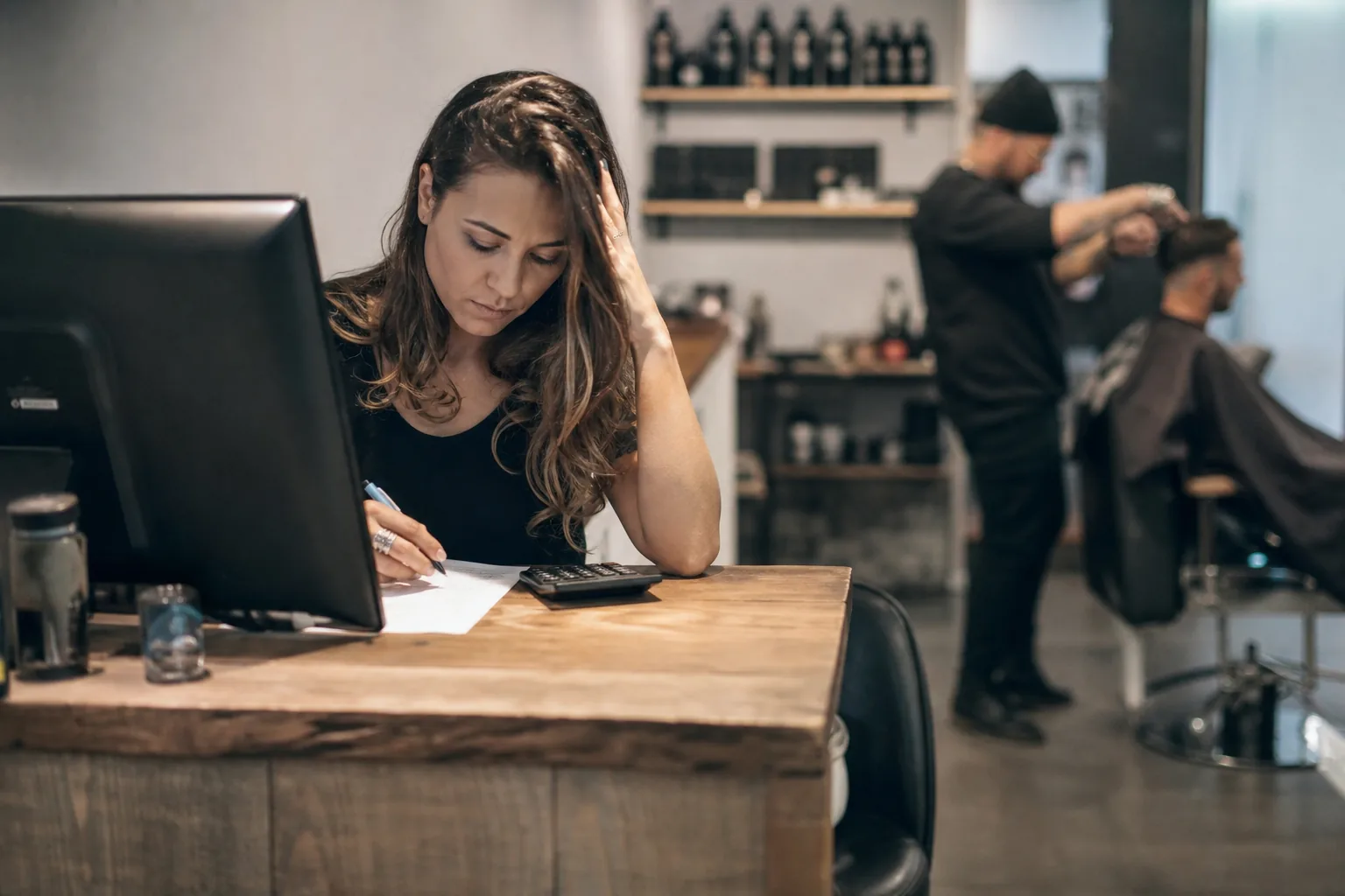 Werk in een Nederlandse winkel of werkplaats. Beeld bij het artikel: Waar gaat het meestal mis in de klantadministratie van een kapsalon of barbershop?