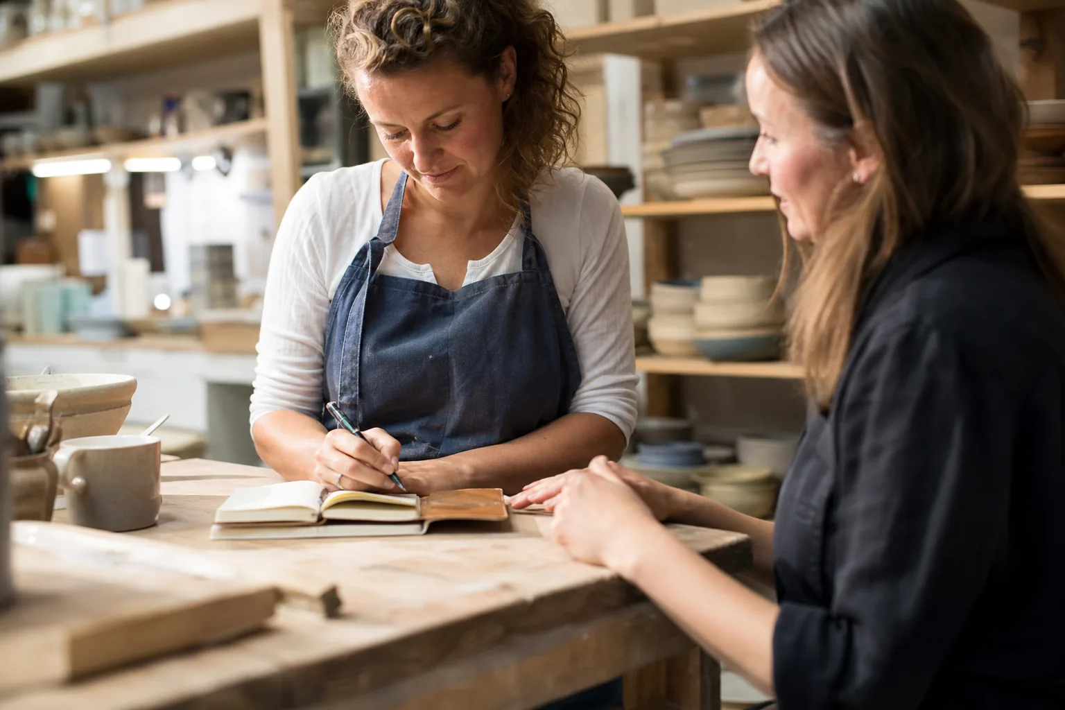 Werk in een Nederlandse winkel of werkplaats. Beeld bij het artikel: Wanneer schiet een kaartenbak of een notitie in je agenda tekort voor klantgegevens?